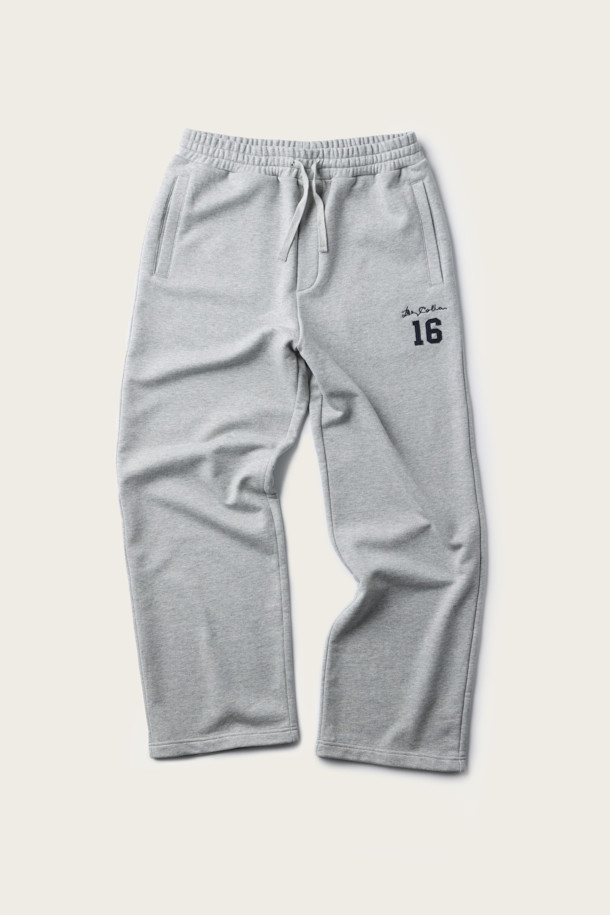 BSC X 클로브 스트링 스웻팬츠 (세트업)는 캐주얼, 미니멀 스타일을 추구하는 남성을 위한 데일리 팬츠입니다. 부드러운 면 소재로 제작되어 편안한 착용감을 선사하며, 사계절 내내 활용 가능합니다. 스트레이트 핏에 무지 디자인으로 어떤 상의와도 쉽게 매치할 수 있으며, 스트링 조절과 사이드, 힙 포켓으로 실용성을 더했습니다. 집콕룩, 동네 마실룩, 산책룩 등 다양한 TPO에 활용하기 좋고, 세트업으로도 연출하여 미니멀한 스타일을 완성할 수 있습니다. 자수 및 아플리케 디테일이 돋보이는 디자인입니다.
