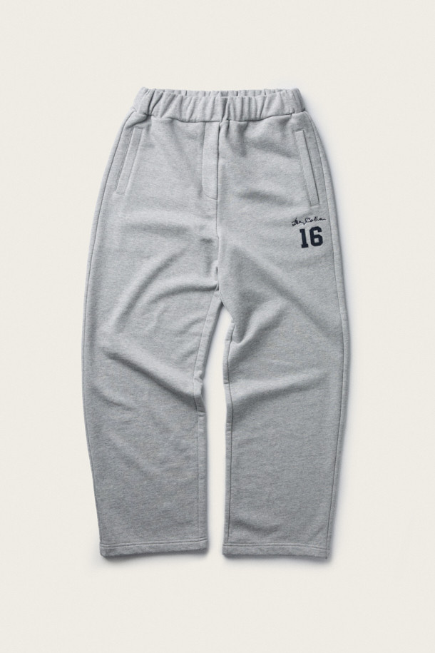 [BSC X 클로브] 스트링 스웻팬츠 (세트업) (W)는 여성 고객을 위한, 캐주얼하고 미니멀한 스타일의 긴 기장 스웻팬츠입니다. 부드러운 면 소재로 제작되어 봄, 여름, 가을, 겨울 사계절 내내 편안하게 착용할 수 있습니다. 스트레이트 핏으로 떨어지는 깔끔한 실루엣과 중간 두께감으로 어떤 상의에도 잘 어울립니다. 허리 밴딩과 스트링 조절 기능으로 편안함을 더했으며, 사이드 포켓, 힙 포켓, 스티치 마감, 자수 및 아플리케 디테일이 돋보입니다. 집콕룩, 동네 마실룩, 여행룩 등 다양한 TPO에 맞춰 세련된 스타일을 연출해보세요.
