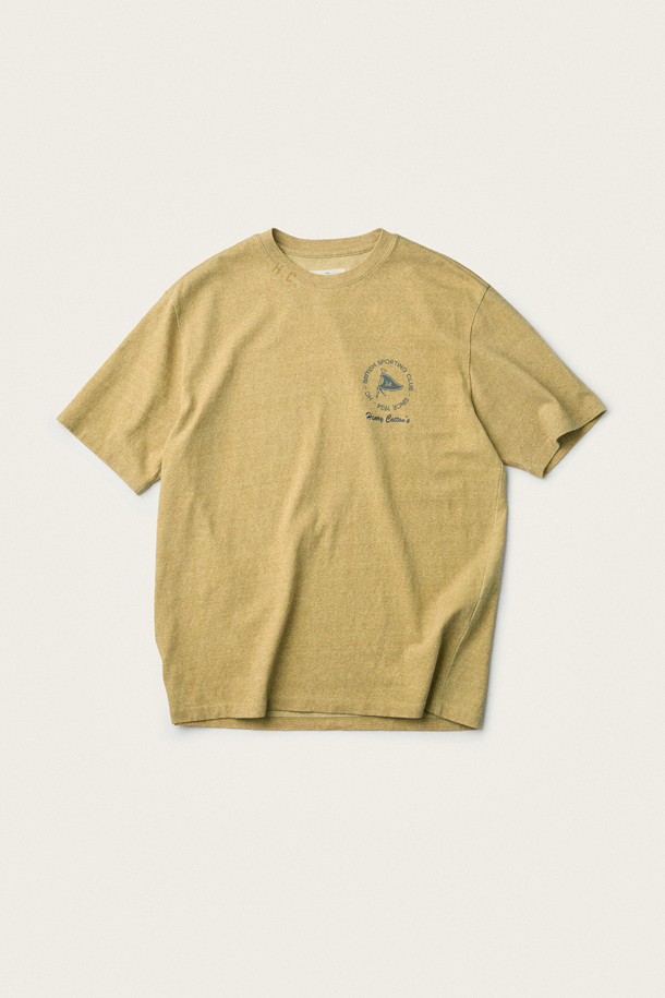 [British Sporting Club] 브리티시 스포팅 클럽 자수 피그먼트 반소매 티셔츠는 편안한 착용감의 면 소재로 제작되어 통기성이 우수합니다. 여름철 데일리룩, 여행룩, 산책룩에 어울리는 스탠다드핏의 반소매 티셔츠입니다. 베이지 컬러의 라운드넥 디자인으로, 스포티하고 빈티지한 무드를 연출합니다. 좌측 가슴 부분에 그래픽 프린팅이 있으며, 넥라인 안쪽에는 'H.C' 프린트 디테일이 돋보입니다. 피그먼트 워싱 처리하여 빈티지한 느낌을 더했습니다.
