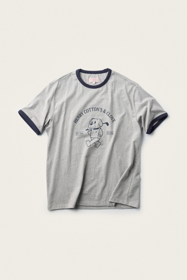 [BSC X clove] 프린트 반팔 링거 티셔츠 (M)는 부드러운 면 소재로 제작되어 편안한 착용감을 선사합니다. 네이비와 그레이 멜란지 두 가지 색상으로 출시되었으며, 일상복으로 활용하기 좋습니다. 헨리 코튼스(Henry Cotton's)와 클로브(Clove)의 콜라보레이션으로 탄생했으며, 귀여운 마스코트 강아지 프린트가 돋보이는 디자인입니다. 라운드넥에 링거 스타일, 넥라인과 소매 끝단의 립 조직 마감으로 캐주얼하고 베이직한 스타일을 연출합니다. 동네 마실룩이나 여행룩에 미니멀하게 매치하기 좋은 반팔 티셔츠입니다.
