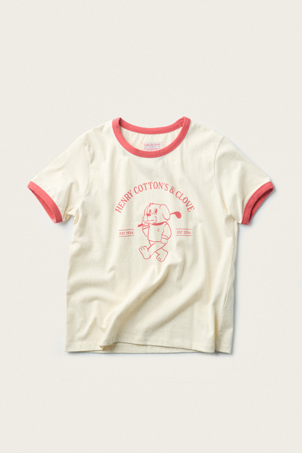 [BSC X clove] 프린트 반소매 링거 티셔츠 (W)는 여성스러운 캐주얼과 클래식 무드를 동시에 연출하는 티셔츠입니다. 아이보리와 핑크 두 가지 색상으로 출시되었으며, 부드러운 면 소재와 얇은 두께감으로 여름철에도 시원하게 착용할 수 있습니다. 헨리 코튼(Henry Cotton's)과 클로브(Clove)의 콜라보레이션으로 탄생했으며, 립 마감 처리와 링거 디자인이 특징입니다. 동네 마실룩, 카페룩, 여행룩 등 다양한 TPO에 맞춰 트렌디한 스타일을 완성해보세요. 캐릭터 프린트가 더해져 경쾌한 느낌을 선사합니다.
