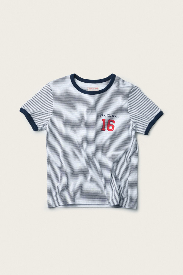 [BSC X 클로브] 스트라이프 반소매 링거 티셔츠 (W)는 여성들을 위한 여름 시즌 티셔츠입니다. 네이비와 화이트 두 가지 컬러로 출시되었으며, 클래식, 캐주얼, 레트로 스타일을 모두 아우릅니다. 부드러운 면 소재에 얇은 두께감으로 시원한 착용감을 선사하며, 립 배색 디테일과 가슴 자수, 넘버링 디자인으로 포인트를 더했습니다. 라운드넥에 세미핏 또는 슬림핏으로 제작되어 동네 마실룩이나 카페룩과 같은 일상적인 TPO에 적합하며, 다양한 스타일 연출이 가능합니다.
