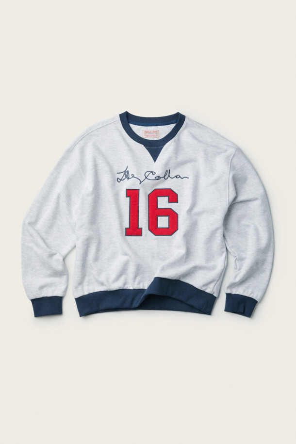 [BSC X clev] 아플리케 스웨트셔츠 (W)는 여성용 스웨트셔츠로, 가을과 초겨울에 착용하기 좋습니다. 그레이 및 네이비 두 가지 색상으로 만나볼 수 있으며, 일상복으로 활용하기 좋습니다. 루즈핏에 라운드넥 디자인으로 편안한 착용감을 선사하며, 멜란지 쮸리 원단을 사용하여 부드러운 촉감을 느낄 수 있습니다. 립 배색, 아플리케 패치, 자수 디테일과 헨리코튼 서명, clove '16' 로고가 레트로, 스포티, 클래식한 스타일을 완성합니다.
