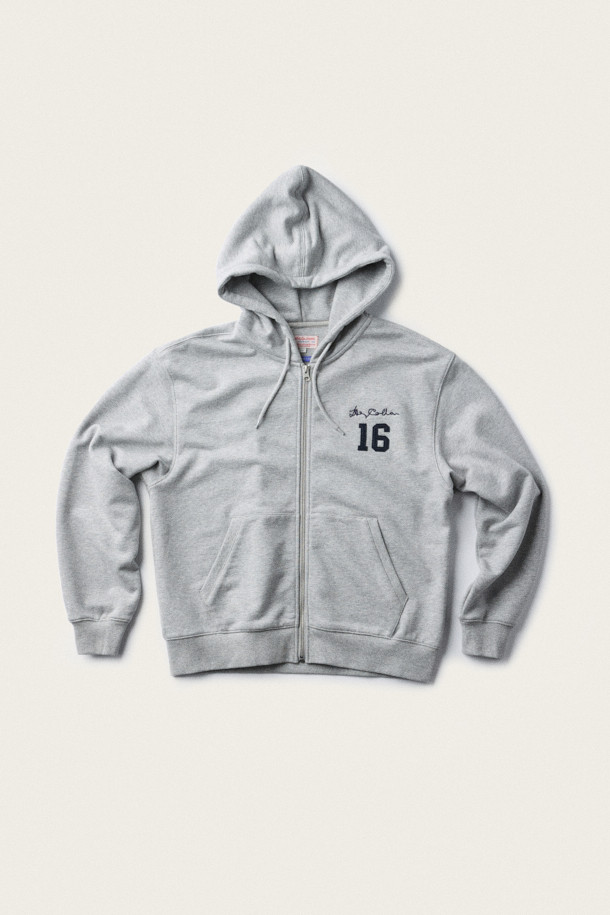 [BSC X 클로브] 후드 집업 스웨트셔츠 (세트업) (W)은 여성용으로 출시된 라이트 그레이 컬러의 후드 집업입니다. 가을 시즌에 어울리는 루즈핏으로, 캥거루 포켓과 자수 디테일이 돋보이는 베이직하고 클래식한 스타일을 연출합니다. 면과 폴리에스테르 혼방 소재로 제작되어 편안한 착용감을 제공하며, 메탈 지퍼와 립 조직 마감으로 퀄리티를 높였습니다. 동네 마실룩이나 가을 나들이룩에 활용하기 좋으며, 캐주얼, 미니멀 스타일을 선호하는 분들께 추천합니다.
