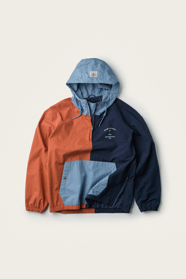 [British Sporting Club] 아노락 점퍼는 네이비, 스카이블루, 오렌지 3가지 컬러로 출시되어 레트로와 스포티 무드를 연출하는 남성용 아노락입니다. 얇은 두께감의 면, 나일론 혼방 소재로 제작되어 가을철 일상 및 아웃도어 활동에 적합하며, 통기성과 생활 방수 기능을 갖춰 실용성을 더했습니다. 릴랙스 핏과 컬러 블록 패턴이 특징이며, 하프 집업 여밈 방식과 캥거루 포켓, 후드 스트링, 밴딩 소매단, 밴딩 밑단 등의 디테일로 활동성을 높였습니다. 가을 나들이룩, 산책룩, 여행룩 등 다양한 상황에서 캐주얼하게 활용할 수 있습니다.
