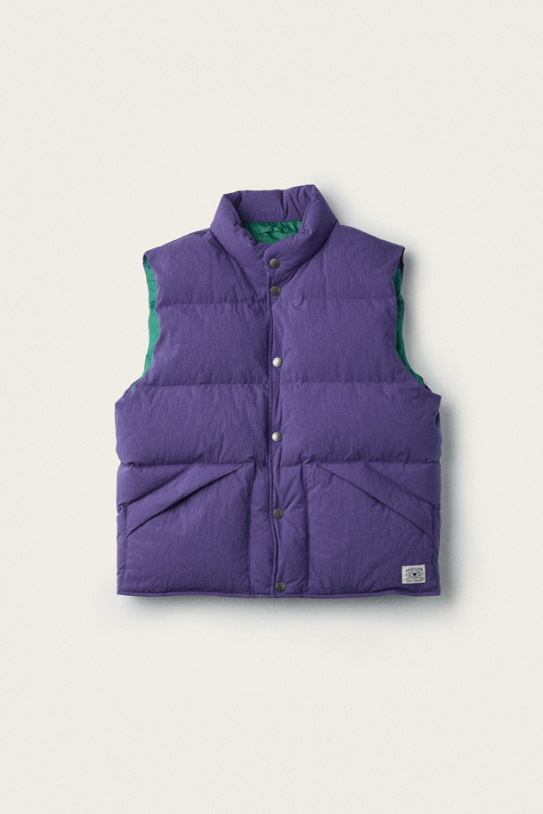 [브리티시 스포팅 클럽] 퀼팅 다운 베스트는 남성용 다운 베스트입니다. 퍼플과 그린 두 가지 색상으로 출시되었으며, 가을과 겨울에 따뜻하게 착용할 수 있습니다. 코튼과 나일론 혼방 소재에 두꺼운 두께감으로 보온성을 높였으며, 부드러운 촉감이 특징입니다. 머스코비 다운 충전재와 스탠드 칼라, 대각선 플랩 포켓, 브랜드 라벨 디테일이 돋보입니다. 일상, 아웃도어 활동은 물론, 클래식, 미니멀, 스포티한 스타일 모두 소화 가능한 활용도 높은 아이템입니다.
