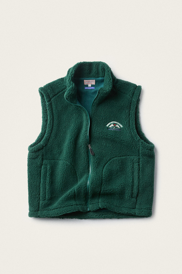 [BSC X 클로브] 자수 플리스 베스트 (M)는 남성을 위한 캐주얼 스타일의 베스트입니다. 가을과 겨울 시즌에 적합하며, 보온 기능을 갖춘 두꺼운 두께감과 부드러운 기모 안감이 특징입니다. 하이넥 디자인과 집업 여밈 방식으로 편안함을 더했고, 사이드 포켓과 아치형 포켓, 가슴 자수 디테일로 포인트를 주었습니다. [BSC X 클로브] 콜라보레이션으로 제작되어, 캐주얼, 미니멀, 고프코어 스타일을 즐겨 입는 분들께 겨울 데일리룩, 산책룩, 집콕룩으로 추천합니다.
