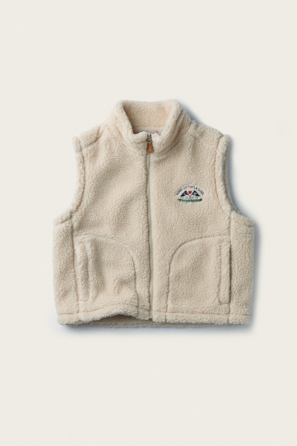 BSC X 클로브 플리스 베스트 (W)는 부드러운 플리스와 보아 소재를 사용하여 따뜻하고 포근한 착용감을 선사합니다. 캐주얼, 미니멀, 고프코어 스타일을 아우르는 디자인으로, 일상, 산책 등 다양한 TPO에 활용하기 좋습니다. 크롭 기장의 베이지색 여성용 베스트로, 집업 여밈 방식과 유틸리티 핏이 특징입니다. 사이드 포켓, 가슴 아트워크 와펜, 아치형 포켓, 자수 그래픽, 기모 안감 등 섬세한 디테일이 돋보이며, 가을, 겨울 시즌에 유용하게 활용할 수 있습니다. 로고 패턴이 적용되어 캐주얼한 무드를 더합니다.
