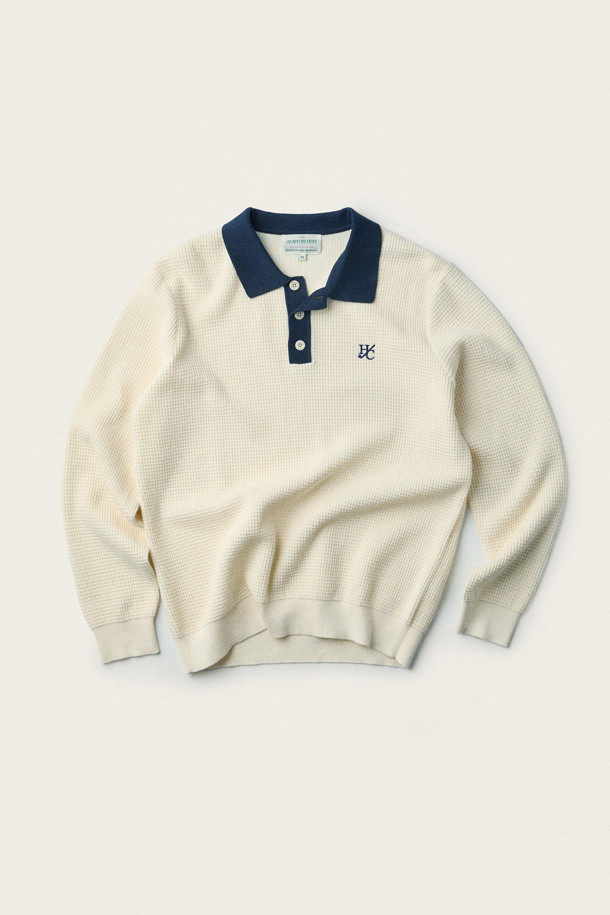 [브리티시 스포팅 클럽] 와플 폴로 니트는 클래식과 캐주얼 무드를 모두 연출할 수 있는 남녀 공용 긴소매 폴로 니트입니다. 부드러운 면 소재로 제작되어 편안한 착용감을 제공하며, 가을철 일상복으로 활용하기 좋습니다. 와플 패턴과 배색 카라 디테일이 특징이며, 3버튼 플래킷과 립 마감으로 깔끔함을 더했습니다. 크림과 네이비 두 가지 색상으로 출시되었으며, 가슴둘레 110cm의 레귤러핏으로 제작되었습니다. HC 로고 자수 디테일로 브랜드를 강조합니다.
