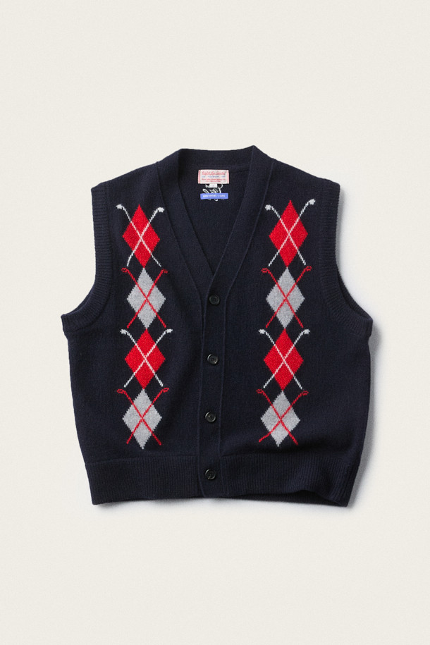 [BSC X 클로브] 아가일 니트 베스트 (U)는 네이비, 레드, 그레이 3가지 색상으로 출시된 유니섹스 니트 베스트입니다. 가을, 겨울에 활용하기 좋은 울 블렌드 소재로 제작되었으며, 부드러운 촉감이 특징입니다. 클래식, 컬리지 스타일을 연출하기 좋으며, 루즈핏 브이넥 디자인에 아가일 패턴과 민소매 스타일이 돋보입니다. 버튼 여밈, 골지 마감, 뒷면 자수 디테일이 더해져 특별함을 더하며, 데이트룩, 가을 나들이룩, 겨울 데일리룩 등 다양한 TPO에 맞춰 클래식, 프레피, 캐주얼 스타일을 완성할 수 있습니다. [BSC X 클로브] 콜라보레이션 제품입니다.
