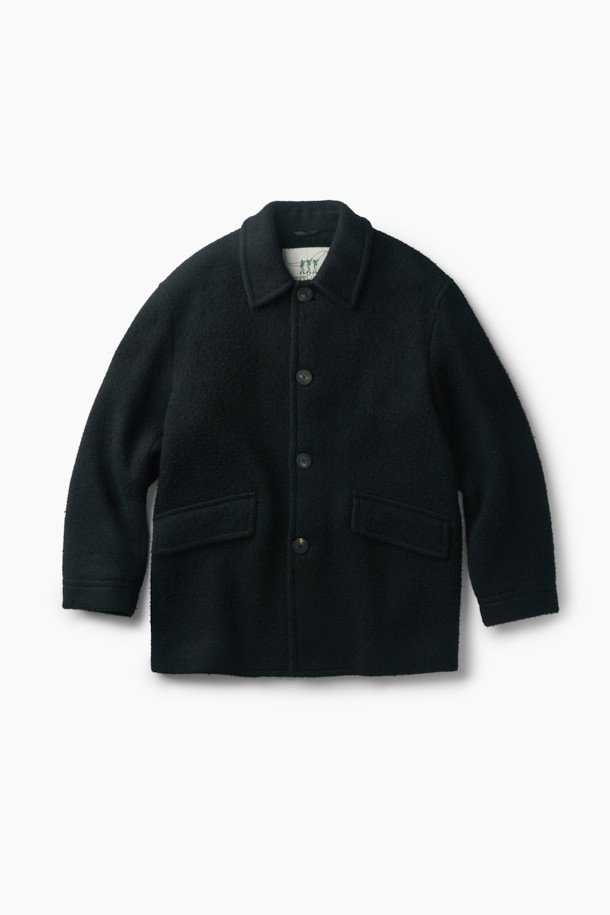 이태리 포르투니 회사 카센티노 원단으로 제작된 울 하프 코트입니다. 겨울철 보온과 방풍 기능을 갖춘 두꺼운 두께감의 릴랙스핏 코트로, 데일리룩과 모임룩에 모두 잘 어울립니다. 베이직한 디자인에 블랙 컬러, 무지 패턴으로 미니멀하고 시크한 스타일을 연출합니다. 드롭숄더와 사선 컷팅 플랩포켓 디테일이 돋보이며, 긴 소매와 버튼 여밈 방식으로 클래식한 매력을 더했습니다.