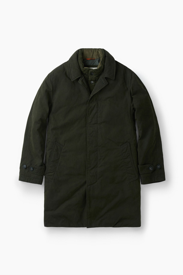 파일럿 Primo(프리모)는 겨울철 출근룩을 위한 클래식하고 미니멀한 스타일의 파일럿 코트입니다. 블랙과 올리브 두 가지 색상으로 제공되며, 넉넉한 레귤러핏과 레귤러 기장으로 편안한 착용감을 선사합니다. 면과 울 혼방의 두꺼운 소재와 구스다운 충전재, 탈부착 다운 베스트, 넥 마스크가 적용되어 뛰어난 보온성을 제공하며, 워싱 가공 및 왁스 코팅으로 내구성을 높였습니다. 버튼 여밈 방식이며, 긴 소매 디자인으로 겨울철에도 따뜻하게 착용할 수 있습니다.
