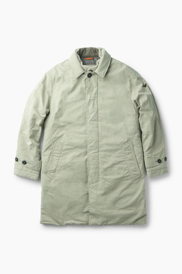 파일럿 프리모는 이탈리아 올메텍스사 코튼 혼방 소재와 포르투니사 골조직 울 혼방 소재를 사용하여 제작된 클래식 스타일의 파일럿 코트입니다. 구스다운 충전재와 분리형 다운 베스트로 뛰어난 보온성을 제공하며, 코듀로이 카라 안감과 넥 마스크가 포함되어 한겨울에도 따뜻하게 착용할 수 있습니다. 레귤러핏으로 제작되어 편안한 착용감을 선사하며, 버튼 여밈 방식과 긴 소매 기장으로 깔끔한 실루엣을 연출합니다. 베이지 색상으로 겨울철 데일리룩, 출근룩, 모임룩 등 다양한 시간과 장소와 상황에 활용 가능하며, 미니멀한 스타일을 즐기는 분들께 추천합니다.