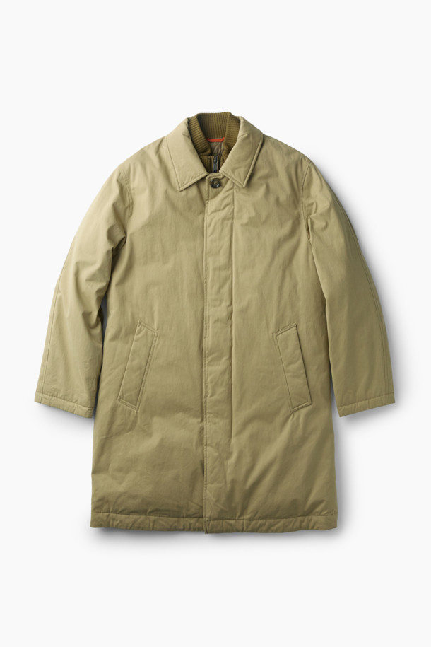 남성용 파일럿 Neo 코트는 클래식과 모던 스타일을 아우르는 겨울철 필수 아우터입니다. 베이지색상의 레귤러핏 디자인으로, 일상, 출근룩, 모임룩 등 다양한 TPO에 활용하기 좋습니다. 고급스러운 부드러운 촉감의 폴리에스테르, 면, 나일론 혼방 소재에 두꺼운 두께감으로 보온성을 높였습니다. 탈부착 패딩 베스트, 하이넥 디자인, 발마칸 카라, 머스코비 충전재, 다이아몬드 피치 가공, 수지 코팅 및 에어로 워싱 처리 등 섬세한 디테일이 돋보입니다. 안감은 패딩으로 제작되어 한겨울 추위에도 따뜻함을 유지해 줍니다.
