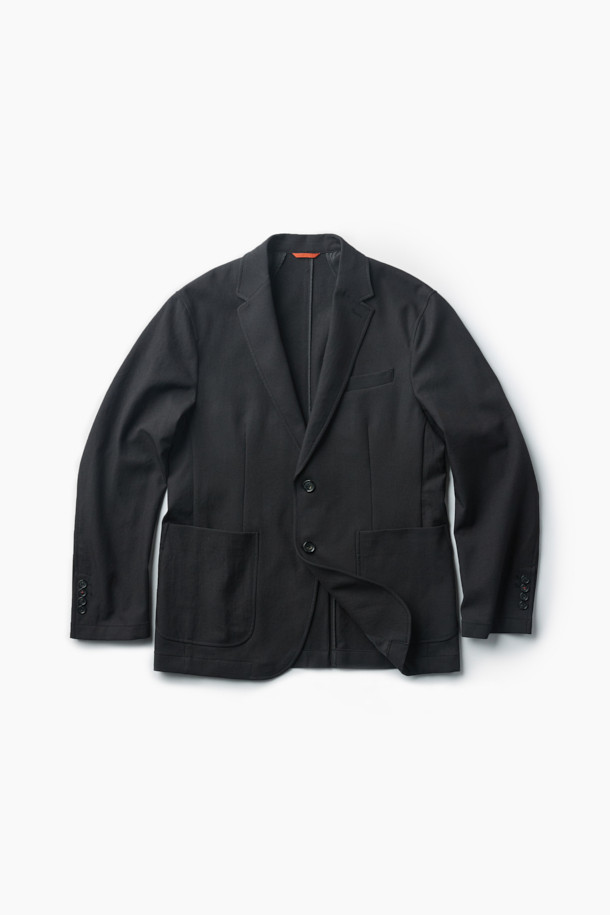 가을 화섬 재킷은 가을 시즌에 적합한 베이직 스타일의 블레이저입니다. 블랙 컬러의 무지 디자인으로, 테일러드 핏과 싱글 버튼 여밈으로 클래식하고 미니멀한 시크 스타일을 연출합니다. 얇은 두께감의 화섬 소재로 제작되어 자연스러운 촉감을 선사하며, 긴 소매와 싱글벤트, 아웃포켓 디테일이 특징입니다. 출근룩, 오피스룩, 비즈니스 캐주얼 등 다양한 TPO에 활용하기 좋습니다.
