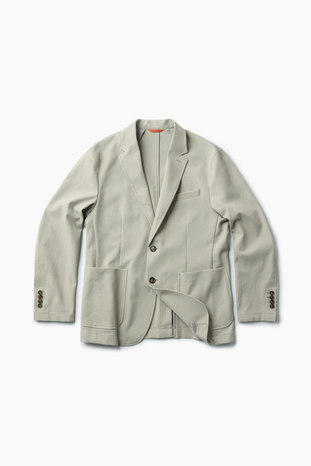 가을 화섬 재킷은 베이직하고 캐주얼한 스타일을 연출하는 데 적합한 아우터입니다. 폴리에스터 소재로 제작되어 가을철 얇게 걸치기 좋으며, 싱글 버튼, 아웃 포켓, 싱글 벤트 디테일이 특징입니다. 테일러드 핏으로 제작되어 출근룩, 비즈니스 캐주얼, 모임룩 등 다양한 TPO에 활용할 수 있습니다. 베이지와 아이보리 두 가지 색상으로 출시되어 미니멀하고 클래식한 스타일을 선호하는 분들께 추천합니다. 긴 소매 기장의 블레이저 스타일로, 가을 시즌 세련된 분위기를 더해줍니다.
