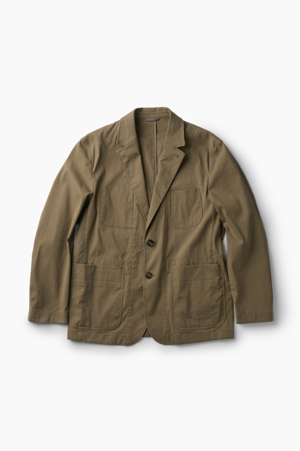 베이직한 디자인의 린넨 혼방 스트레치 재킷입니다. 가을 시즌, 비즈니스 캐주얼 및 가을 나들이룩에 활용하기 좋은 아이템입니다. 릴랙스 핏으로 편안함을 더하고, 아웃 포켓 디테일과 싱글 벤트, 컨버터블 카라 디자인으로 캐주얼하면서도 세련된 스타일을 연출합니다. 린넨, 면, 나일론, 스판덱스 혼방 소재로 제작되어 통기성과 스트레치 기능을 갖춰 활동성을 높였습니다. 무지 패턴에 긴 소매, 블레이저 코트 타입의 싱글 버튼 여밈 방식으로 클래식하고 미니멀한 무드를 선사합니다.
