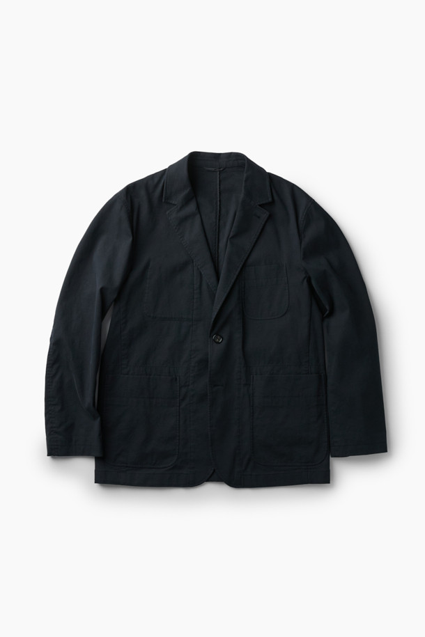 블랙 컬러의 린넨 혼방 스트레치 재킷입니다. 가을 시즌에 어울리는 캐주얼 스타일의 블레이저로, 데이트룩 연출에 적합합니다. 릴랙스 핏으로 편안함을 제공하며, 싱글 버튼 여밈 방식과 아웃 포켓 디테일이 특징입니다. 린넨, 면, 나일론, 스판덱스의 혼방 소재로 제작되어 통기성과 신축성을 갖추었습니다. 싱글 벤트 및 컨버터블 카라 디자인으로 미니멀하고 클래식한 분위기를 더합니다. 긴 소매 기장으로 다양한 스타일을 연출할 수 있습니다.
