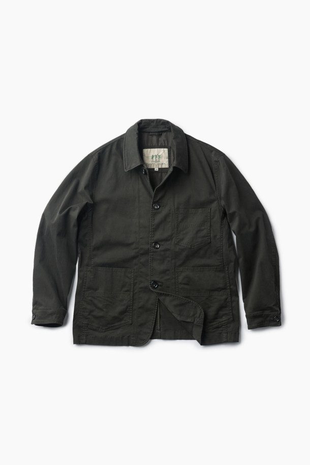 다잉 초어 재킷은 캐주얼과 클래식 스타일을 아우르는 남성용 아우터입니다. 다크 그레이 컬러의 무지 디자인으로, 가을에 어울리는 레귤러핏 면 재킷입니다. 부드러운 촉감과 3포켓 디테일이 특징이며, 몸판과 소매에 안감을 적용하여 착용감을 높였습니다. 가먼트 다잉 가공으로 은은한 색감과 자연스러운 멋을 더했으며, 스트레치성이 있어 편안한 활동성을 제공합니다. 버튼 여밈 방식과 긴 소매 기장으로, 미니멀한 스타일 연출에도 용이합니다.
