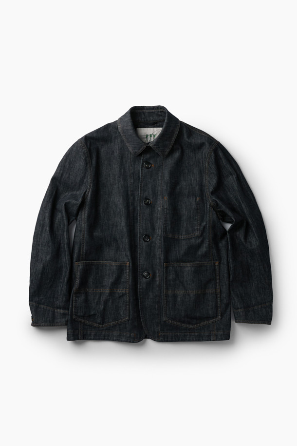 이태리 원단 [Italian Fabric] 데님 라이크 초어 재킷은 캐주얼, 클래식, 미니멀 스타일을 모두 아우르는 블랙 컬러의 아우터입니다. 가을 시즌에 어울리는 레귤러 핏의 긴 소매 재킷으로, 부드러운 촉감의 데님 소재와 버튼 여밈 방식이 특징입니다. 3포켓 디테일과 내부 안감 보강으로 실용성을 높였으며, 디트로이트 커프 디테일과 이태리 올림피아스 원단을 사용하여 고급스러움을 더했습니다. 출근룩과 모임룩 등 다양한 TPO에 활용 가능하며, 어떤 스타일에도 자연스럽게 어울리는 활용도 높은 아이템입니다.
