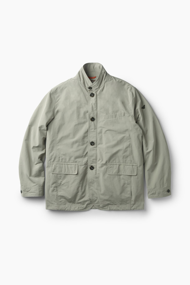 베이직하고 미니멀한 디자인의 패딩 탈착 재킷입니다. 가을과 초겨울에 적합하며, 출근룩과 겨울 데일리룩에 활용하기 좋습니다. 컨버터블 카라 디자인과 레귤러핏으로 제작되었으며, 무지 패턴의 베이지 컬러로 어떤 스타일에도 쉽게 매치할 수 있습니다. 긴 소매, 버튼 여밈 방식에 패딩 탈착이 가능하여 보온성을 조절할 수 있으며, 내외부 포켓이 있어 실용적입니다. 화섬 소재로 제작되었습니다.
