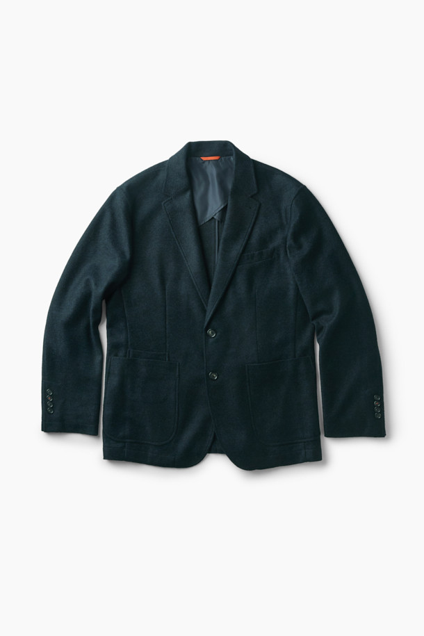 이탈리안 패브릭 네이비 울 재킷은 고급스러운 이태리 LANIFICIO ROMA 원단을 사용하여 제작되었습니다. 가을과 겨울에 적합하며, 베이직하면서도 클래식한 스타일을 연출합니다. 헤링본 패턴의 네이비 컬러로, 출근룩, 오피스룩, 비즈니스 캐주얼에 모두 잘 어울립니다. 부드러운 촉감의 레귤러핏 싱글버튼 재킷으로, 가슴 포켓, 하단 포켓, 싱글 벤트 디테일이 돋보입니다. 클래식과 미니멀 스타일을 선호하는 분들께 추천합니다.
