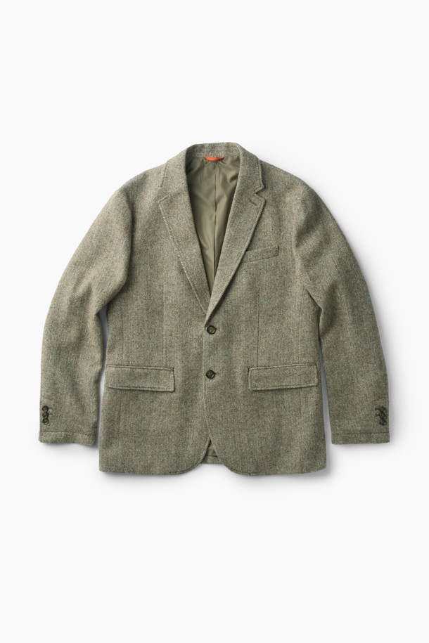포르투갈 모르가도 원단을 사용하여 제작된 [Imported Fabric] 해링본 울 재킷입니다. 은은한 헤링본 패턴과 부드러운 촉감의 울 소재가 어우러져 고급스러운 분위기를 자아냅니다. 레귤러 핏과 싱글 버튼 디자인으로 클래식하고 미니멀한 스타일을 연출하며, 아웃 플랩 포켓과 싱글 벤트 디테일이 돋보입니다. 가을, 겨울철 출근룩, 비즈니스 캐주얼, 모임룩 등 다양한 TPO에 활용하기 좋습니다. 긴 소매 기장의 그레이 컬러 자켓으로, 어떤 옷에도 매치하기 용이하여 활용도가 높습니다.
