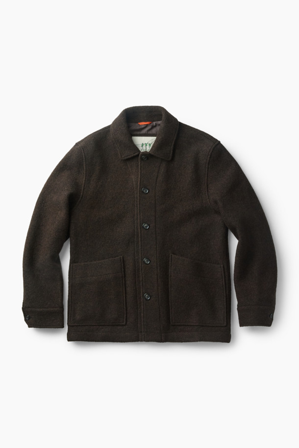 이탈리아 MTT사의 고급 울 원단을 사용하여 제작된 [Italian Fabric] 울 초어 재킷입니다. 부드러운 촉감의 보일드 울 소재로 제작되어 가을, 초겨울 시즌에 따뜻하게 착용할 수 있습니다. 캐주얼, 베이직 스타일의 무지 디자인으로, 출근룩이나 모임룩 등 다양한 TPO에 활용 가능합니다. 레귤러핏 싱글버튼 디자인에 아웃포켓 디테일을 더해 실용성을 높였으며, 소매 전체 안감 처리로 편안한 착용감을 선사합니다. 브라운, 다크브라운 두 가지 컬러로 만나보세요.
