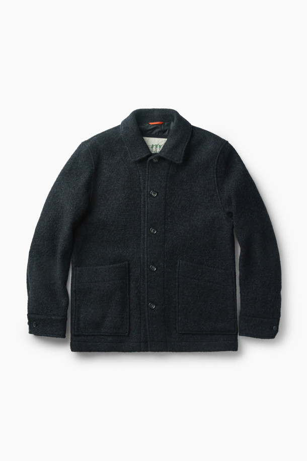 이태리 MTT사의 보일드 울 원단으로 제작된 울 초어 재킷입니다. 부드러운 촉감과 레귤러 핏으로 편안한 착용감을 선사하며, 사선 컷팅 아웃포켓과 반우라 몸판, 전체 소매 안감 디테일로 완성도를 높였습니다. 캐주얼, 베이직 스타일을 기반으로 하여 출근룩, 모임룩, 비즈니스 캐주얼 등 다양한 TPO에 활용 가능합니다. 가을, 초겨울 시즌에 적합하며, 미니멀하고 클래식한 스타일을 연출하기 좋습니다. 블랙 컬러의 무지 디자인으로 어떤 옷에도 쉽게 매치할 수 있습니다.
