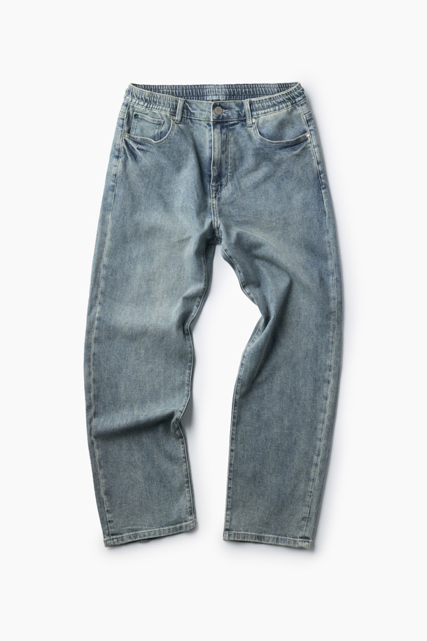 가을 테이퍼드 밴딩 데님은 캐주얼하고 미니멀한 스타일을 즐기는 분들을 위한 데님 팬츠입니다. 인디고 컬러의 워싱 데님 소재로 제작되어 가을의 분위기를 더하며, 일상생활과 가을 나들이에 적합합니다. 5포켓 디자인에 켄톤과 리벳 디테일이 더해져 포인트를 주며, 허리 스트링 밴딩으로 편안한 착용감을 선사합니다. 신축성 있는 소재와 테이퍼드핏으로 활동성을 높였으며, 다양한 상의와 매치하여 캐주얼하고 클래식한 스타일을 연출할 수 있습니다.
