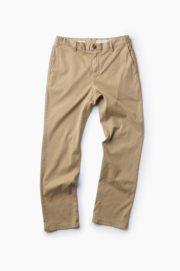 아티보(Attivo) 다잉 팬츠는 가을, 초겨울에 어울리는 캐주얼 스타일의 다잉 팬츠입니다. 면, 레이온, 폴리에스터 혼방 소재로 제작되어 부드러운 촉감을 선사하며, 허리 사이드 밴딩(약 3cm 여유)으로 편안한 착용감을 제공합니다. 가먼트 다잉 처리로 은은한 멋을 더하고, 베이지 컬러의 무지 디자인으로 다양한 상의와 매치하기 용이합니다. 일자핏과 레귤러핏으로 제작되어 유행을 타지 않으며, 사이드 포켓과 백 포켓으로 실용성까지 갖춘 데일리 팬츠입니다. 가을 나들이룩, 겨울 데일리룩 등 다채로운 TPO에 활용하여 캐주얼, 미니멀, 클래식한 스타일을 연출해보세요.
