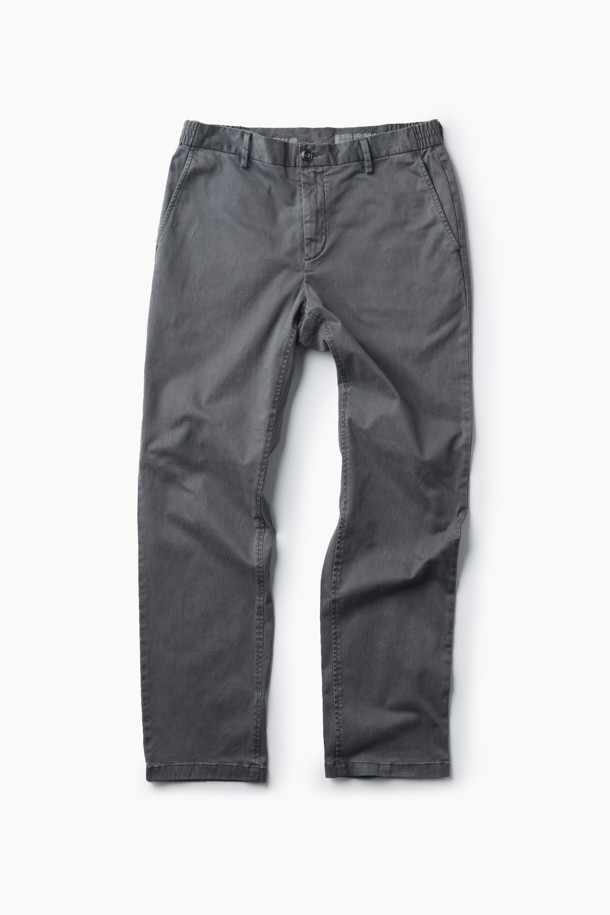 아티보(Attivo) 다잉 팬츠는 가을, 초겨울에 어울리는 캐주얼 스타일의 긴 바지입니다. 부드러운 촉감의 면, 레이온, 폴리에스터 혼방 소재로 제작되었으며, 무지 패턴의 일자핏, 스트레이트 핏 디자인입니다. 허리 사이드 밴딩 처리로 편안한 착용감을 선사하며, 가먼트 다잉(garment dyeing) 기법으로 은은한 멋을 더했습니다. 그레이 컬러로 다양한 상의와 매치하기 용이하며, 사이드 포켓과 백 포켓으로 실용성을 높였습니다. 가을 나들이룩, 겨울 데일리룩 등 폭넓게 활용 가능한 미니멀, 클래식 스타일의 팬츠입니다.
