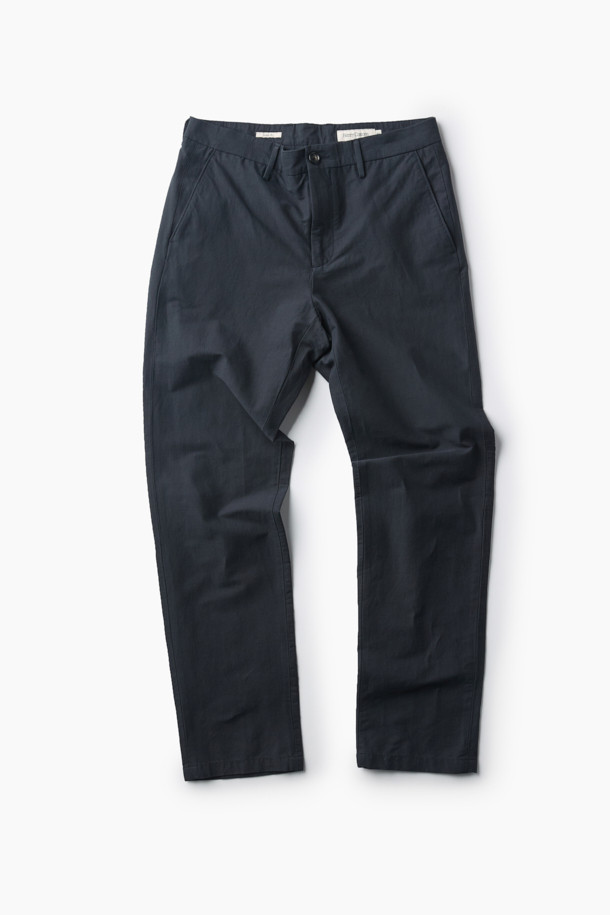 네이비 컬러의 린넨 혼방 스트레치 팬츠입니다. 가을, 초겨울에 어울리는 클래식하고 베이직한 스타일의 긴 바지로, 일상 및 출근룩, 비즈니스 캐주얼에 활용하기 좋습니다. 린넨, 면, 나일론, 스판덱스 혼방 소재로 제작되어 편안한 착용감을 제공합니다. 이탈리안핏 일자핏으로 떨어지는 핏이 특징이며, 양 사이드 포켓과 뒷 포켓, 헨리코튼 라벨로 디자인의 완성도를 높였습니다. 미니멀하고 캐주얼한 스타일을 연출하기에 좋습니다.
