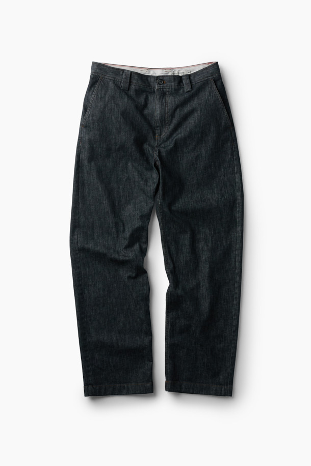 이태리 올림피아스 원단을 사용하여 제작된 데님 라이크 스트레이트 팬츠입니다. 네이비 색상으로, 일상과 비즈니스 캐주얼룩에 모두 활용 가능합니다. 부드러운 촉감과 베이직, 캐주얼, 미니멀, 클래식 스타일을 아우르는 디자인이 특징입니다. 배색 스티치 디테일과 양 사이드 포켓, 뒷면 플랩 포켓으로 실용성을 더했으며, 이염이 적어 관리가 용이합니다. 스트레이트 핏으로 제작되어 편안한 착용감을 선사합니다.
