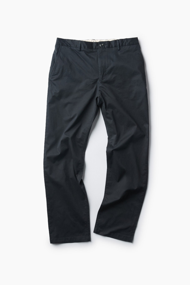 가을 테이퍼드 아티보 팬츠는 캐주얼한 스타일을 연출하기 좋은 치노 팬츠입니다. 부드러운 촉감의 면, 레이온, 스판 혼방 소재로 제작되어 편안한 착용감을 선사합니다. 허리 부분 사이드 밴딩 디테일로 활동성을 높였으며, 무지 디자인과 테이퍼드 핏으로 미니멀하고 클래식한 분위기를 더했습니다. 가을 나들이룩, 겨울 데일리룩 등 다양한 TPO에 활용 가능하며, 양 사이드 포켓과 뒷 포켓, 헨리코튼 라벨로 실용성을 높였습니다. 블랙 컬러로 어떤 상의와도 쉽게 매치하여 세련된 스타일을 완성할 수 있습니다.
