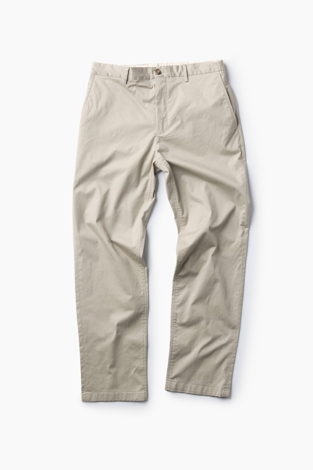 가을 테이퍼드 아티보 팬츠는 부드러운 면, 레이온, 스판 혼방 소재로 제작되어 편안한 착용감을 선사합니다. 릴랙스핏 테이퍼드 핏으로 캐주얼하고 베이직한 스타일을 연출하며, 가을, 초겨울에 활용하기 좋습니다. 양쪽 사이드 포켓과 뒷 포켓, 헨리코튼 라벨 디테일로 실용성을 더했습니다. 일상생활은 물론 가을 나들이룩, 겨울 데일리룩에도 잘 어울리는 아이템입니다. 사이드 밴딩 처리로 편안한 활동성을 보장합니다.
