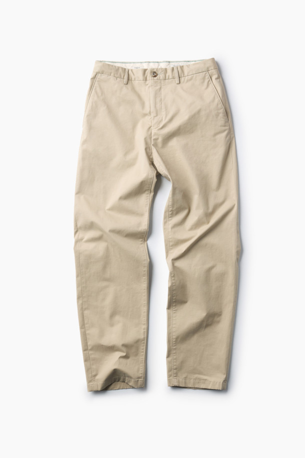 가을 스트레이트 치노 팬츠는 베이직한 스타일의 남성용 바지입니다. 면과 스판덱스 혼방 소재로 제작되어 부드러운 촉감과 편안한 착용감을 선사합니다. 헨리코튼 라벨이 부착되어 있으며, 양 사이드 포켓과 뒷 포켓으로 실용성을 더했습니다. 출근룩과 비즈니스 캐주얼에 적합하며, 클래식, 미니멀, 캐주얼 스타일을 모두 소화할 수 있는 활용도 높은 아이템입니다. 가을, 초겨울 시즌에 긴 바지로 따뜻하게 착용할 수 있습니다.
