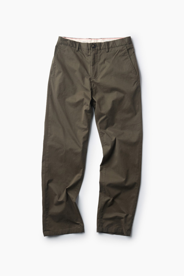 가을 스트레이트 치노 팬츠는 베이직한 스타일의 남녀 공용 치노팬츠입니다. 면과 스판덱스 혼방 소재로 제작되어 부드러운 촉감과 편안한 착용감을 제공하며, 가을과 초겨울에 적합한 중간 두께감입니다. 카키와 올리브 두 가지 색상으로 출시되었으며, 헨리코튼 라벨이 부착되어 있습니다. 일상복은 물론, 출근룩이나 비즈니스 캐주얼에도 잘 어울리는 클래식하고 미니멀한 디자인으로, 다양한 스타일 연출이 가능합니다. 양쪽 사이드 포켓과 뒷 포켓 디테일로 실용성을 더했습니다.
