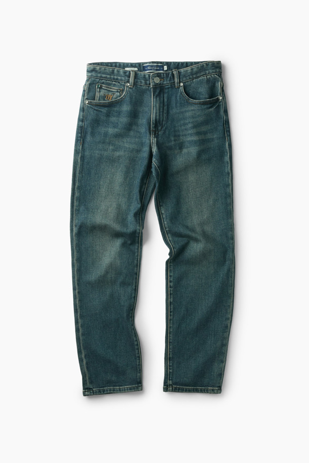 가을 인디고 데님은 캐주얼, 미니멀, 클래식 스타일을 아우르는 데님 팬츠입니다. 인디고 컬러의 워싱 데님 소재로 제작되었으며, 일상생활과 출근룩, 모임룩에 모두 잘 어울립니다. 일자핏으로 편안한 착용감을 선사하며, 신축성이 있어 활동성을 높였습니다. 브랜드 로고가 새겨진 금속 캔톤 여밈과 코인 포켓 로고 자수가 디자인의 포인트입니다.
