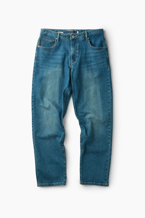 가을 테이퍼드 데님은 캐주얼하고 클래식, 미니멀한 스타일을 즐기는 분들을 위한 데님 팬츠입니다. 인디고 컬러의 워싱 데님 소재로 제작되었으며, 일상생활에서 편안하게 착용하기 좋습니다. 허벅지 부분은 여유 있고 밑단으로 갈수록 좁아지는 테이퍼드핏으로, 다리가 길어 보이는 효과를 줍니다. 5포켓 디자인과 켄톤, 리벳 디테일이 돋보이며, 데이트룩이나 출근룩에 모두 잘 어울립니다. 가을 시즌에 어울리는 두께감으로 제작되어 지금 바로 만나보세요.
