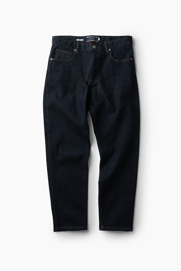 짙은 생지 컬러의 생지 테이퍼드 데님 팬츠입니다. 일상생활은 물론, 출근룩과 데이트룩에도 잘 어울리는 캐주얼 스타일의 아이템입니다. 허벅지 부분은 여유 있고, 다리 아래로 갈수록 좁아지는 테이퍼드 핏으로 편안하면서도 세련된 실루엣을 연출합니다. 5포켓 디자인과 켄톤, 리벳 디테일로 포인트를 더했으며, 면과 스판 소재 혼방으로 제작되어 뛰어난 신축성을 자랑합니다. 가을 시즌에 활용하기 좋은, 미니멀하고 클래식한 매력의 데님 팬츠입니다.
