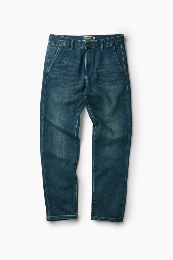 **본딩 데님**

쌀쌀한 겨울 날씨에도 따뜻하게 착용할 수 있는 네이비 컬러의 본딩 데님입니다. 캐주얼 및 베이직 스타일을 선호하는 고객에게 적합하며, 출근룩과 데이트룩에 모두 활용할 수 있습니다. 겉감은 데님 소재, 안감은 기모로 제작되어 보온성을 높였습니다. 신축성 있는 면혼방 소재와 이탈리안 핏, 그리고 뒷밴딩 디테일로 편안한 착용감을 선사합니다. 브랜드 로고가 새겨진 금속 캔톤 여밈으로 포인트를 더했습니다.
