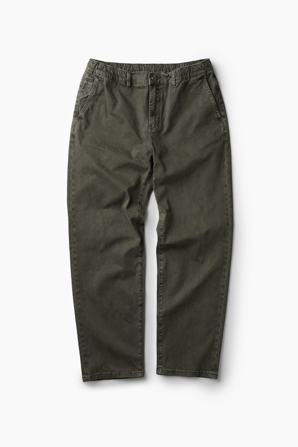 가먼트 다잉 기법으로 제작된 다잉 테이퍼드 컬러 데님입니다. 부드러운 면 소재와 데님 소재의 조화로 편안한 착용감을 선사하며, 캐주얼, 미니멀, 시티보이 스타일을 연출하기 좋습니다. 허리 전체 밴딩과 스트링 조절로 편안하게 착용 가능하며, 신축성 있는 소재로 활동성을 높였습니다. 넉넉한 사이드 포켓과 백 포켓으로 실용성을 더했으며, 산책룩이나 캠핑룩에 활용하기 좋은 아이템입니다. 카키와 올리브 두 가지 컬러로 만나보세요.
