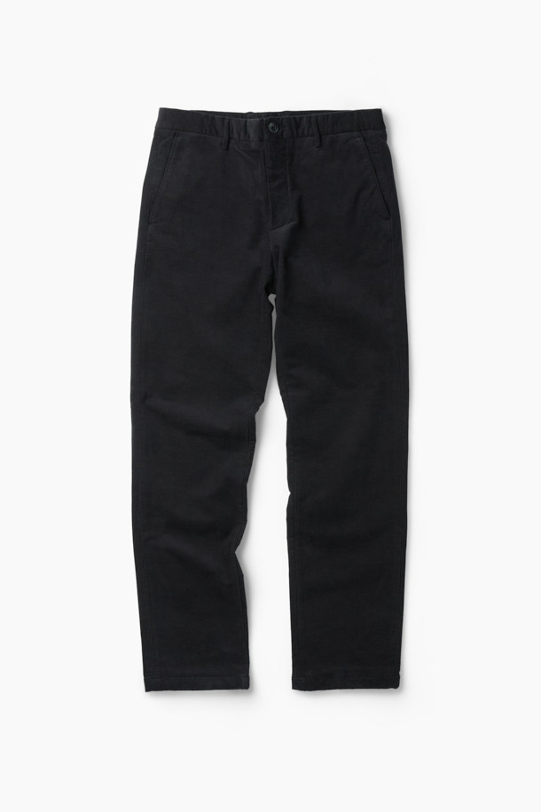 쌀쌀한 겨울, 포근함과 스타일을 모두 갖춘 코듀로이 기모 팬츠입니다. 부드러운 촉감의 코듀로이 소재와 기모 안감으로 뛰어난 보온성을 제공하며, 일상에서 편안하게 착용하기 좋습니다. 베이직한 디자인과 일자핏으로 어떤 스타일에도 잘 어울리며, 블랙 색상으로 어떤 상의와도 매치하기 용이합니다. 양쪽 사이드 포켓과 뒷 포켓, 헨리코튼 라벨, Italian Fit 디테일이 돋보입니다. 겨울 데일리룩, 출근룩으로 클래식, 미니멀, 캐주얼 스타일을 연출해보세요.
