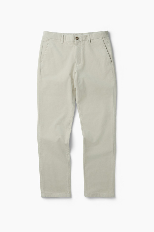 부드러운 코듀로이 소재와 따뜻한 기모 안감으로 겨울철 포근함을 선사하는 코듀로이 기모 팬츠입니다. 베이직한 디자인의 일자핏으로 어떤 상의에도 잘 어울려 겨울 데일리룩과 동네 마실룩에 제격입니다. 면, 스판덱스 혼방으로 제작되어 편안한 착용감을 제공하며, 양쪽 사이드 포켓과 뒷 포켓, 헨리코튼 라벨 디테일로 실용성을 더했습니다. 클래식, 미니멀, 캐주얼 등 다양한 스타일을 소화하며, 두꺼운 두께감으로 겨울 추위에도 끄떡없습니다. 부드러운 촉감과 레귤러핏으로 편안하게 즐길 수 있는 겨울 필수 아이템입니다.
