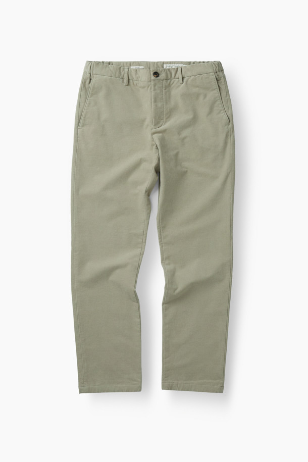 따뜻하고 포근한 겨울을 위한 코듀로이 기모 아티보(Attivo) 팬츠입니다. 부드러운 촉감의 면, 스판, 코듀로이 혼방 소재로 제작되어 편안한 착용감을 선사합니다. 베이직한 디자인에 일자핏으로 어떤 스타일에도 잘 어울리며, 출근룩이나 모임룩 등 다양한 TPO에 활용할 수 있습니다. 안감 기모 처리로 보온성을 높였으며, 양 사이드 포켓과 뒷 포켓, 헨리코튼 라벨 디테일로 실용성을 더했습니다. 클래식, 미니멀, 캐주얼 등 폭넓은 스타일을 소화하는 데일리 팬츠를 만나보세요.
