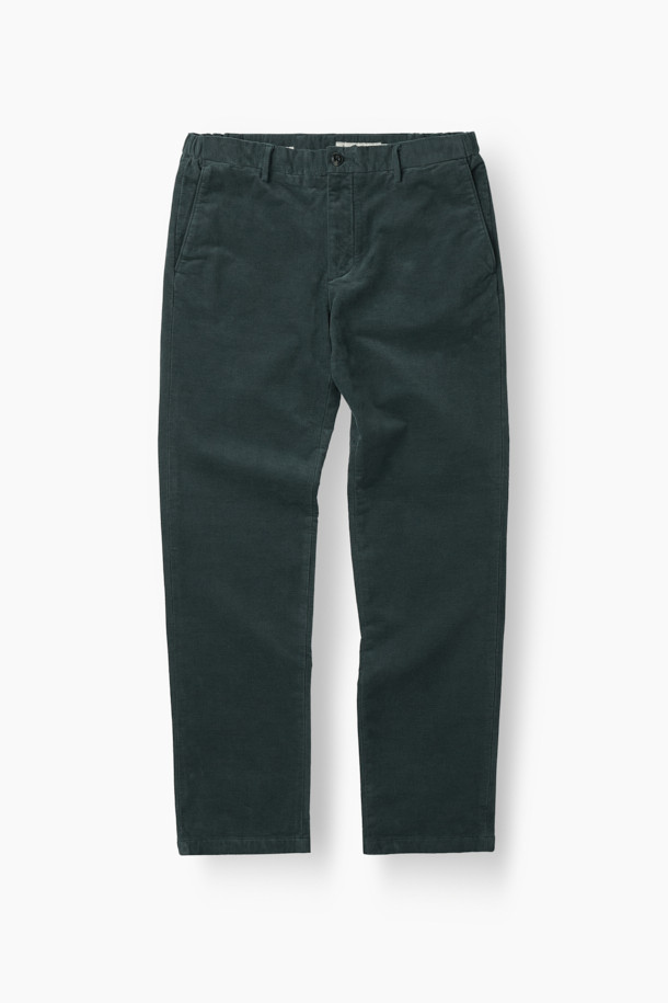 따뜻하고 포근한 겨울을 위한 코듀로이 기모 아티보(Attivo) 팬츠입니다. 부드러운 촉감의 코듀로이 소재에 면, 스판을 혼방하여 편안한 착용감을 선사하며, 안감 기모 처리로 보온성을 높였습니다. 베이직한 디자인에 일자핏으로 어떤 스타일에도 잘 어울리며, 양쪽 사이드 포켓과 뒷 포켓, 헨리코튼 라벨 디테일로 실용성을 더했습니다. 사이드 밴딩으로 편안하게 착용 가능하며, 출근룩, 모임룩 등 다양한 TPO에 활용할 수 있습니다. 클래식, 미니멀, 캐주얼 스타일을 즐겨 입는 분들께 추천합니다.
