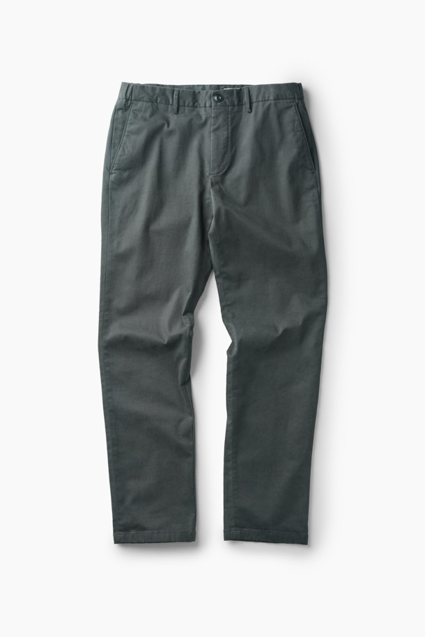 아티보(Attivo) 솔리드 팬츠는 남성을 위한 베이직하고 캐주얼한 스타일의 솔리드 팬츠입니다. 그레이 컬러의 면 및 스판덱스 혼방 소재로 제작되어 부드러운 촉감을 선사하며, 가을과 겨울에 착용하기 좋습니다. 일자핏의 레귤러핏으로 편안한 착용감을 제공하며, 사이드 밴딩 디테일이 특징입니다. 출근룩과 비즈니스 캐주얼, 캐주얼, 클래식, 미니멀 스타일을 모두 소화할 수 있는 다용도 아이템입니다. 양 사이드 포켓과 뒷 포켓 디테일, 은은한 광택의 사틴 소재로 고급스러움을 더했습니다.
