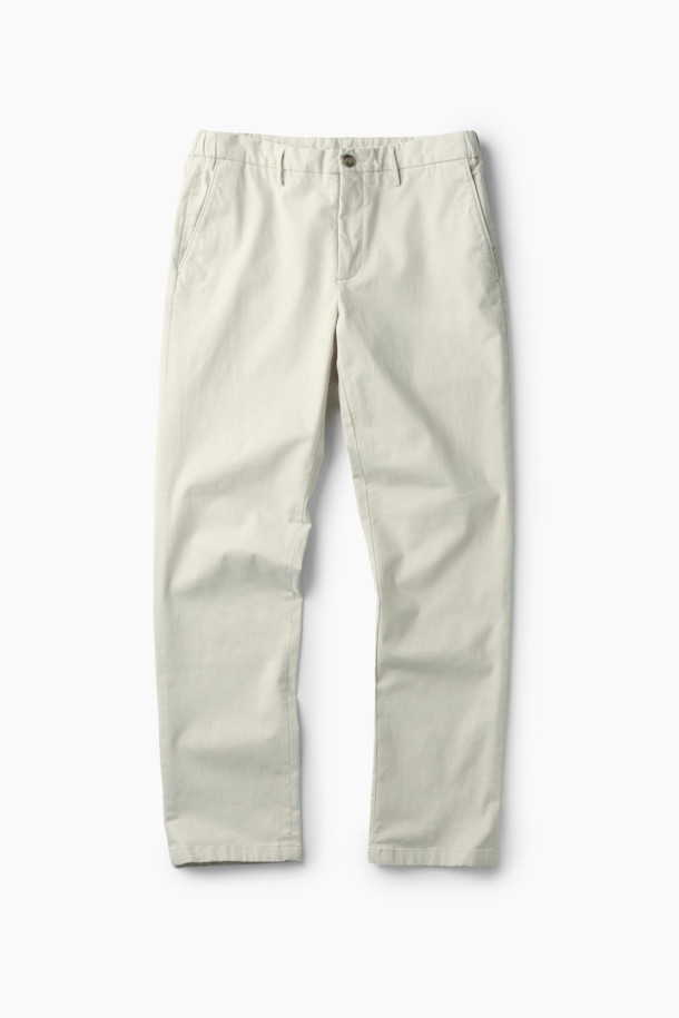 아티보(Attivo) 솔리드 팬츠는 남성용 바지로, 가을과 겨울에 착용하기 좋은 긴 기장의 일자핏 바지입니다. 베이지 색상에 면과 스판 소재 혼방으로 제작되어 부드러운 촉감을 선사합니다. 캐주얼하고 베이직한 스타일로, 출근룩이나 비즈니스 캐주얼에 활용하기 좋습니다. 양 사이드 포켓과 뒷 포켓, 그리고 사틴 소재 디테일이 특징이며, 사이드 밴딩 처리로 편안한 착용감을 제공합니다. 미니멀하고 클래식한 스타일을 선호하는 분들께 추천합니다.
