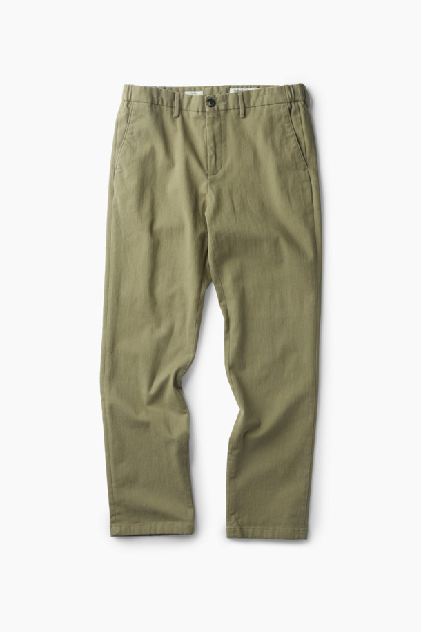 **트윌 아티보(Attivo) 팬츠**는 부드러운 면과 스판덱스 혼방 소재로 제작되어 편안한 착용감을 선사합니다. 가을, 겨울에 어울리는 긴 기장의 트윌 팬츠로, 카키와 올리브 두 가지 색상으로 출시되었습니다. 일자핏과 레귤러핏으로 디자인되어 베이직하면서도 세련된 스타일을 연출합니다. 허리 양쪽에 밴딩 처리가 되어 편안함을 더했으며, 사이드 포켓과 뒷 포켓이 있어 실용적입니다. 출근룩, 겨울 데일리룩, 모임룩 등 다양한 TPO에 활용할 수 있는 클래식, 미니멀, 캐주얼 스타일의 팬츠입니다.
